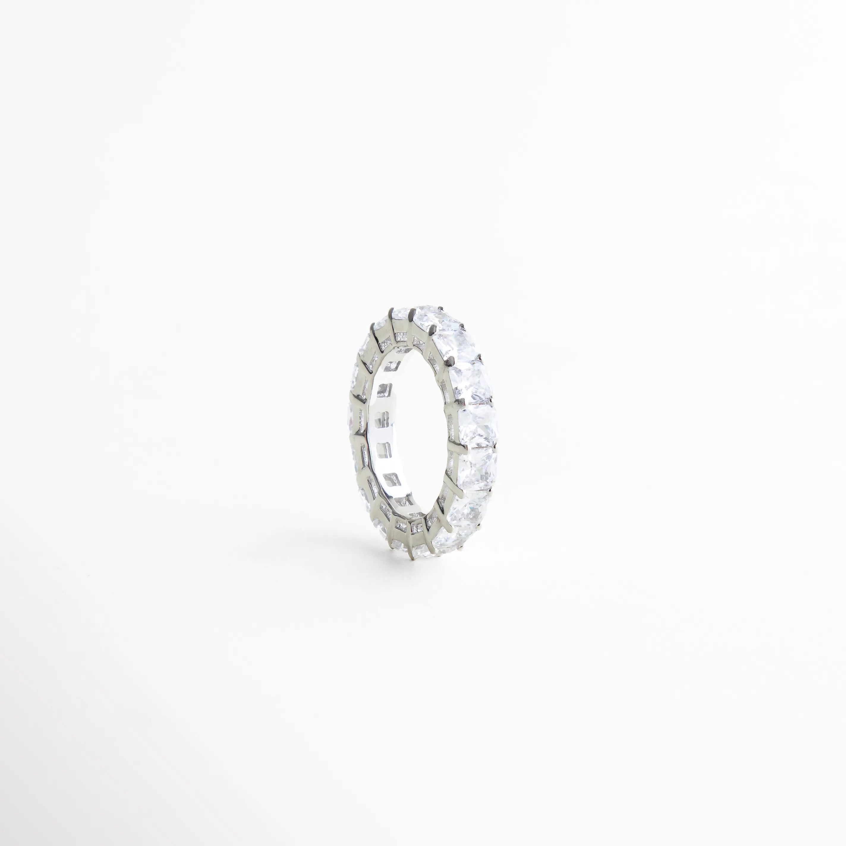 detalle de zirconias engastadas en anillo, anillo churumbela con acabado pulido, joyería elegante con brillo intenso, anillo femenino de diseño definido, anillo sofisticado de estética moderna, anillo elegante de terminación fina