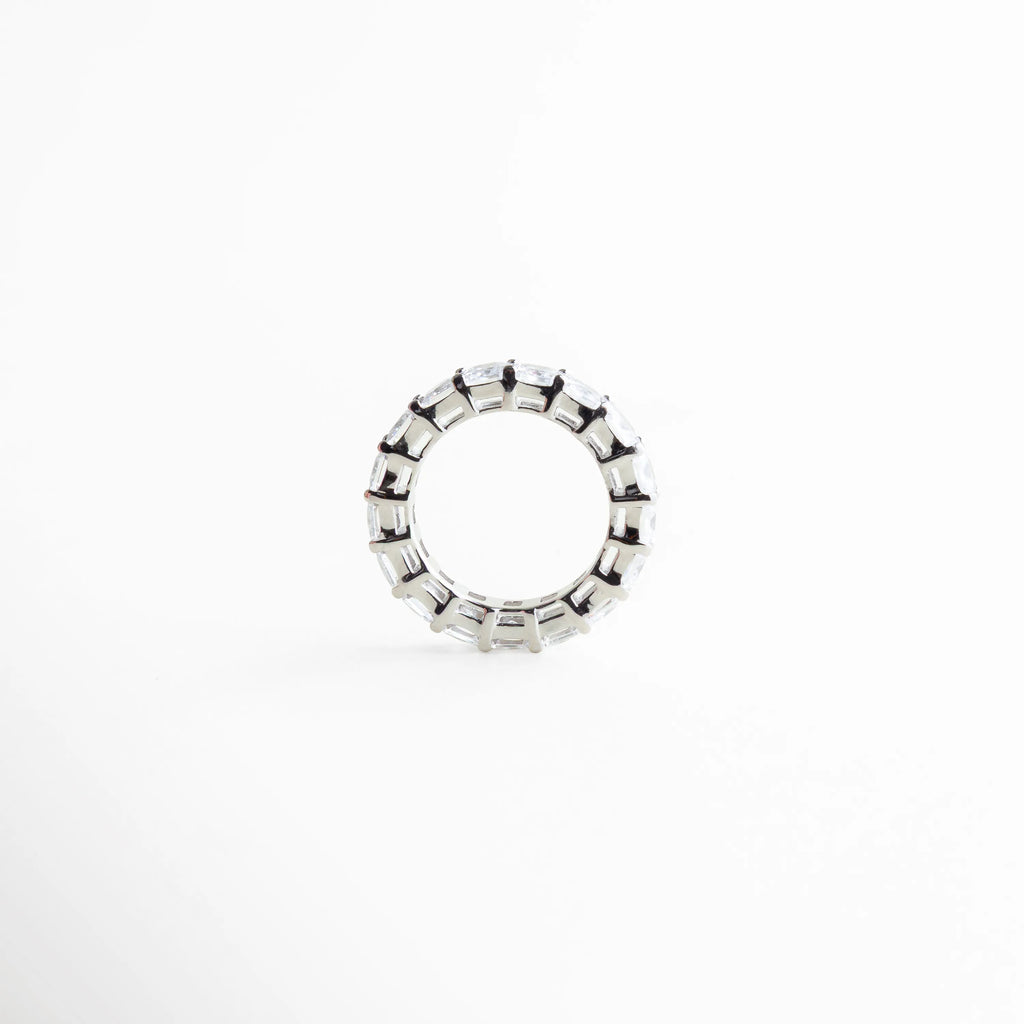 perfil definido del anillo churumbela, anillo elegante vista lateral, joyería fina anillo estructurado, diseño sólido de anillo femenino, anillo contemporáneo de líneas limpias, anillo sofisticado minimalista
