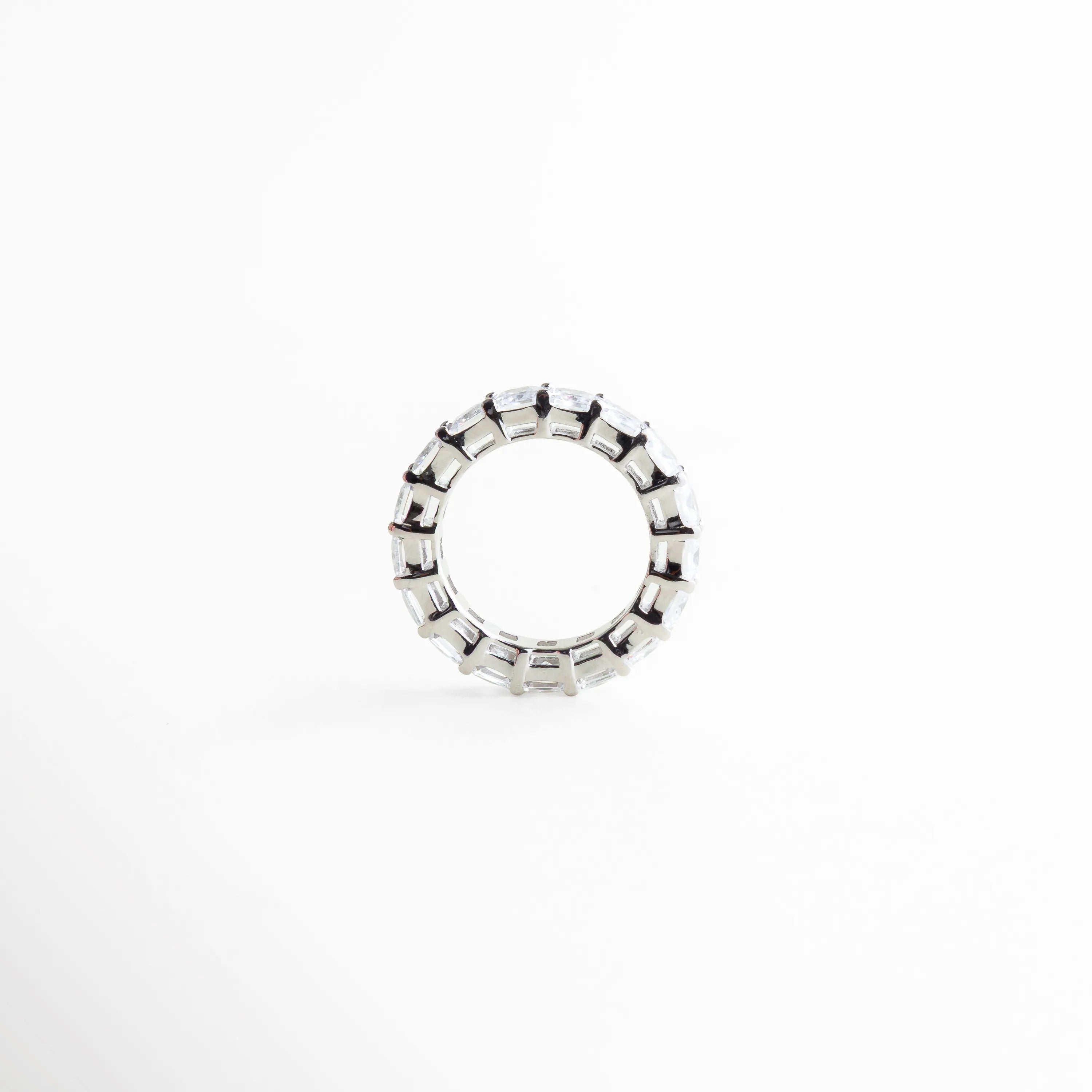 perfil definido del anillo churumbela, anillo elegante vista lateral, joyería fina anillo estructurado, diseño sólido de anillo femenino, anillo contemporáneo de líneas limpias, anillo sofisticado minimalista