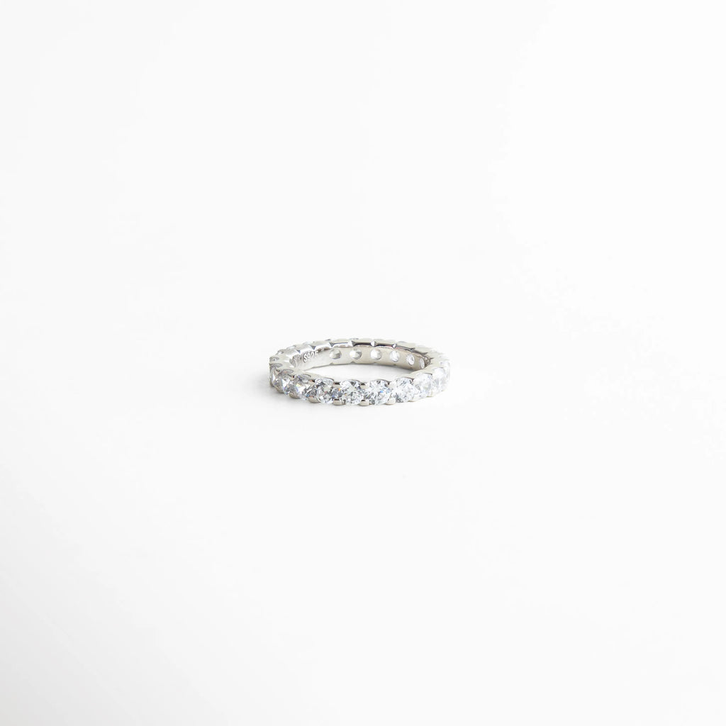 anillo churumbela delicado con zirconias, anillo fino elegante estilo minimalista, joyería femenina anillo delicado, anillo elegante de brillo sutil, anillo clásico contemporáneo, anillo delicado para uso diario