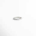 anillo churumbela delicado con zirconias, anillo fino elegante estilo minimalista, joyería femenina anillo delicado, anillo elegante de brillo sutil, anillo clásico contemporáneo, anillo delicado para uso diario