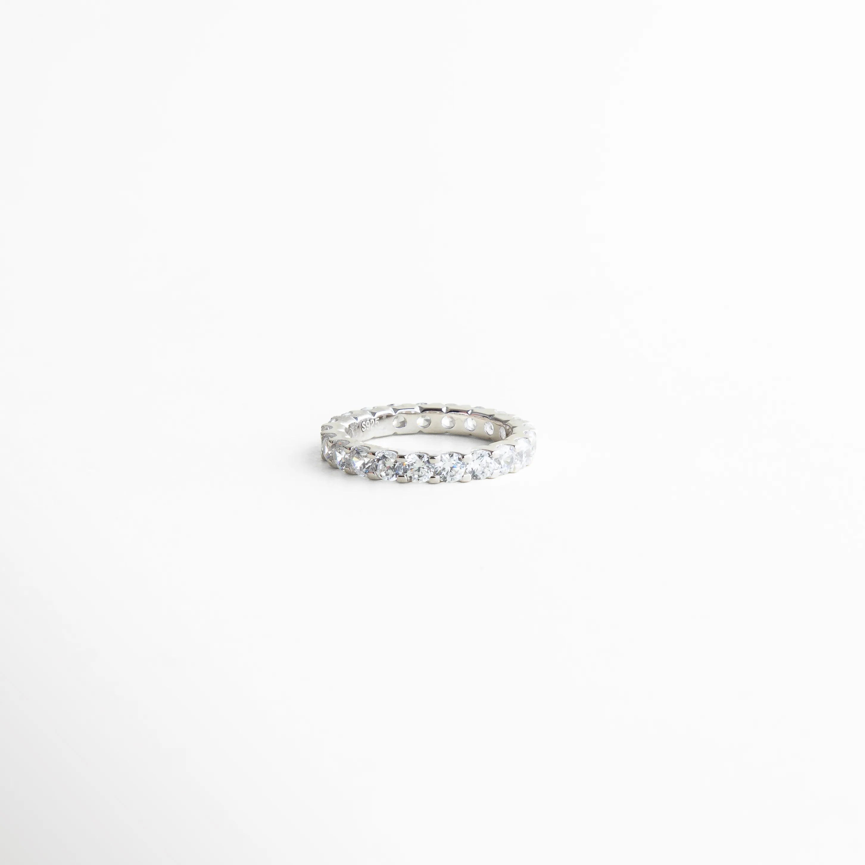 anillo churumbela delicado con zirconias, anillo fino elegante estilo minimalista, joyería femenina anillo delicado, anillo elegante de brillo sutil, anillo clásico contemporáneo, anillo delicado para uso diario