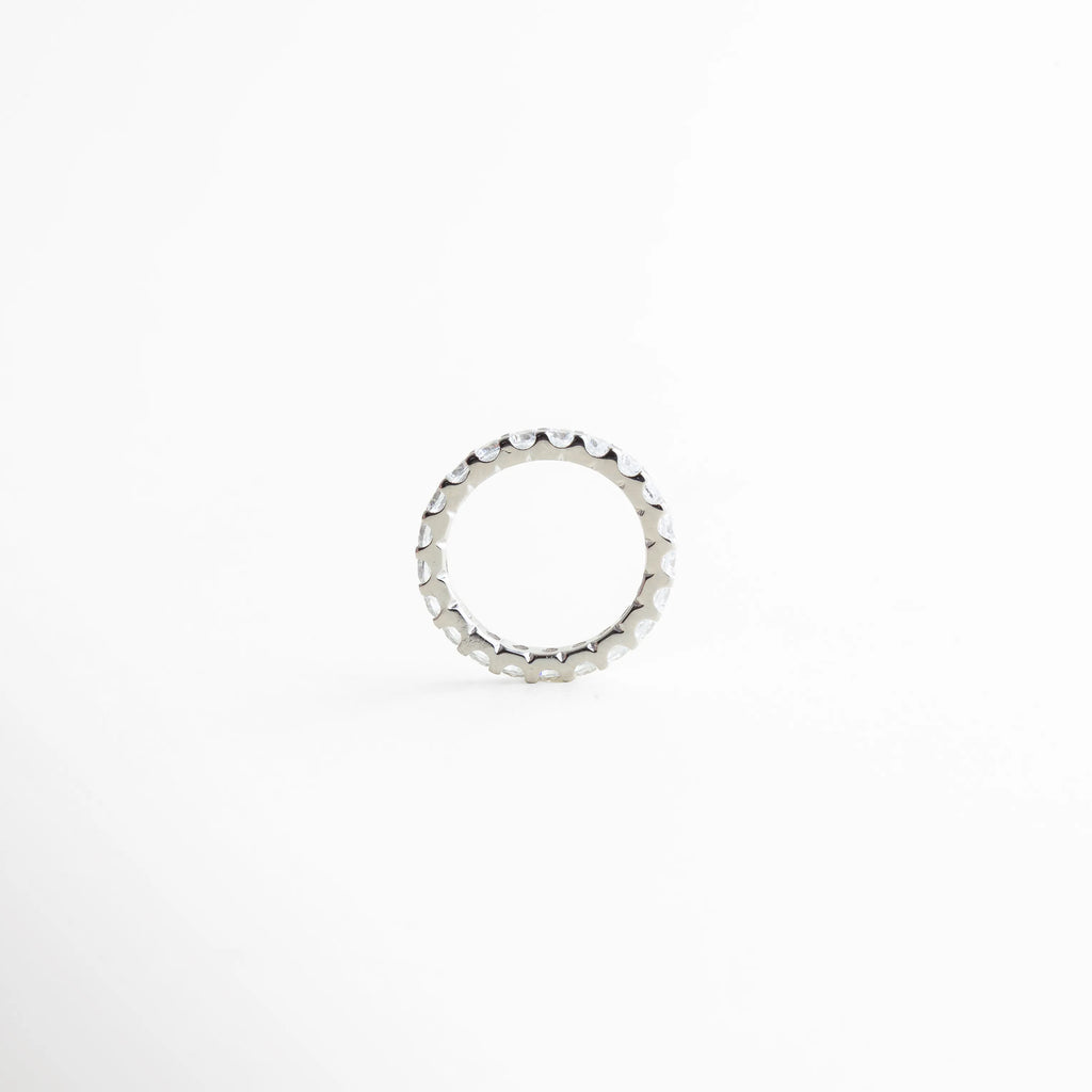 perfil del anillo churumbela, anillo delicado vista lateral, joyería fina anillo delgado, diseño ligero de anillo femenino, anillo elegante de líneas suaves, anillo minimalista contemporáneo