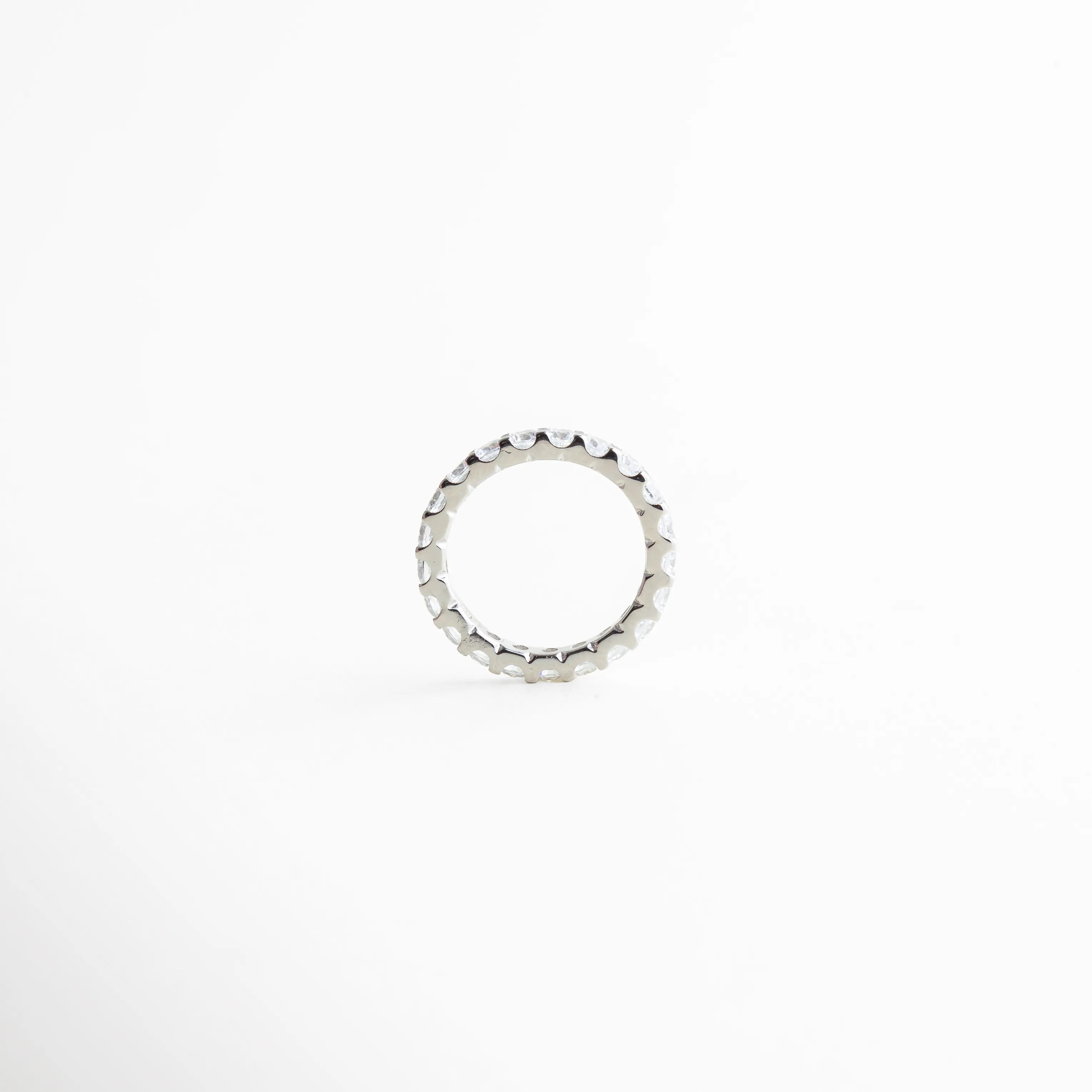 perfil del anillo churumbela, anillo delicado vista lateral, joyería fina anillo delgado, diseño ligero de anillo femenino, anillo elegante de líneas suaves, anillo minimalista contemporáneo