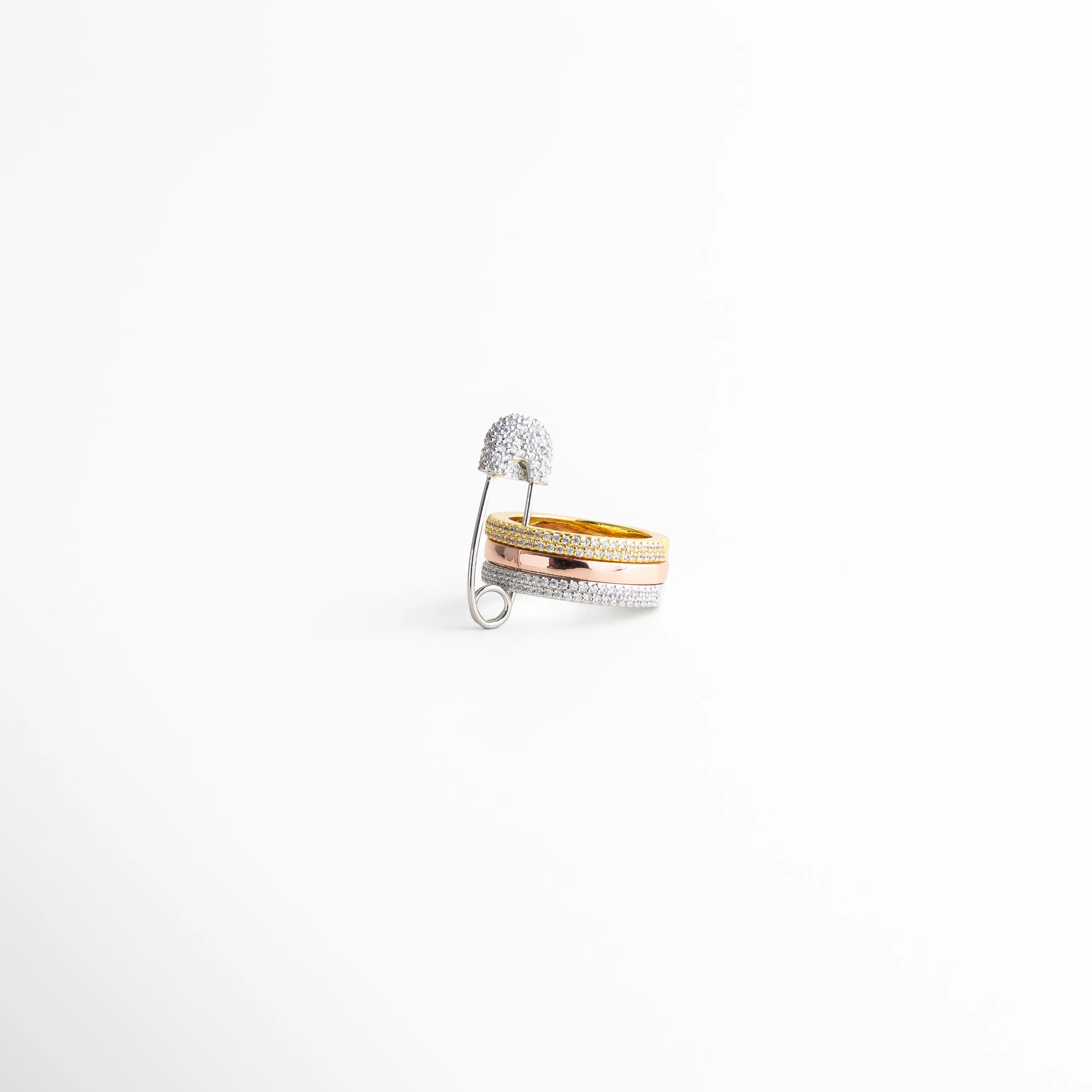 Anillo bicolor dorado y plateado para mujer con diseño geométrico de líneas superpuestas y detalle vertical con brillo, estilo moderno y sofisticado.