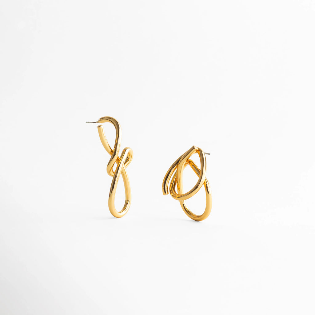 parte posterior de aretes dorados con poste, broche de aretes dorados para perforación, cierre cómodo en aretes dorados elegantes, aretes dorados ligeros para uso diario, joyería dorada con broche discreto, vista trasera de aretes dorados modernos