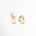 aretes dorados de diseño orgánico tipo nudo, aretes statement dorados con líneas entrelazadas, joyería dorada moderna con acabado pulido, aretes elegantes dorados de estilo escultórico, aretes femeninos dorados de diseño contemporáneo, aretes dorados minimalistas con volumen