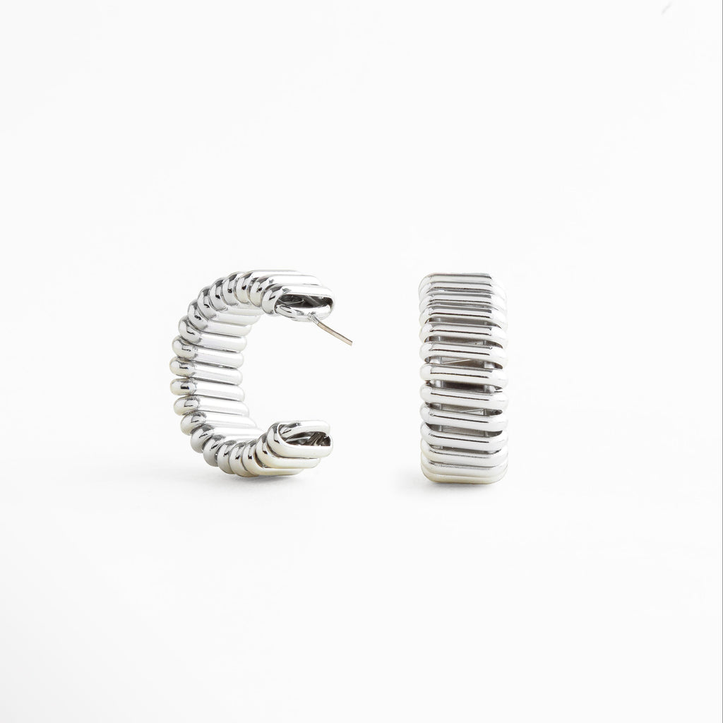 poste de aretes hoops plateados seguro, poste integrado en aretes chunky plateados, sistema de poste oculto en aretes de aro, poste metálico en aretes futuristas, cierre práctico en joyería plateada