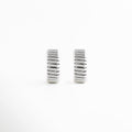 aretes hoops plateados chunky estilo futurista, aretes tipo aro statement plateados modernos, hoops plateados grandes joyería contemporánea, aretes chunky plateados diseño vanguardista, aretes de aro grueso plateados mujer