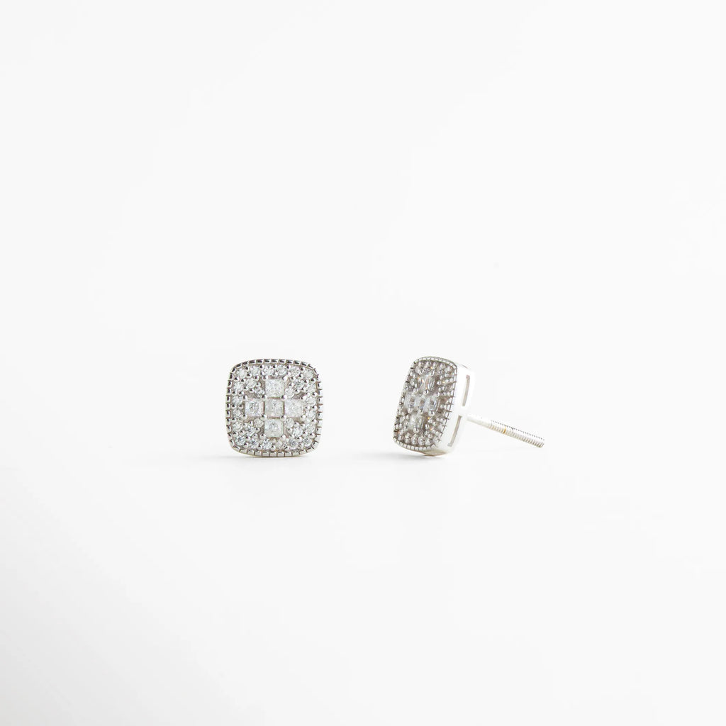 aretes con poste delgado para ajuste cómodo, vista lateral que muestra su tamaño compacto, diseño ligero ideal para uso prolongado, aretes pequeños con estructura discreta, joyería pensada para comodidad y estilo diario