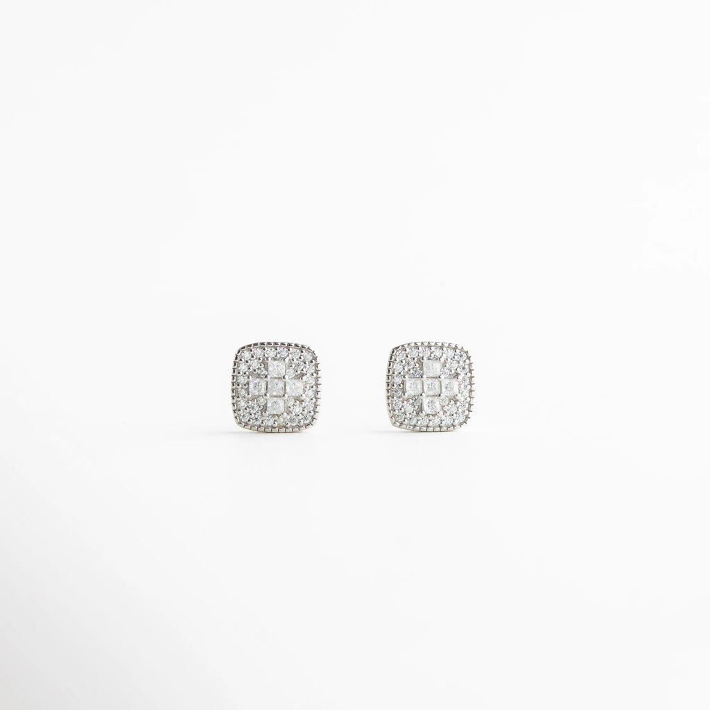 aretes pequeños tipo stud con diseño cuadrado y brillo uniforme, aretes delicados de estética minimalista y sofisticada, joyería plateada con acabado luminoso y refinado, aretes discretos ideales para uso diario, diseño compacto con apariencia elegante y pulida