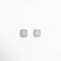 aretes pequeños tipo stud con diseño cuadrado y brillo uniforme, aretes delicados de estética minimalista y sofisticada, joyería plateada con acabado luminoso y refinado, aretes discretos ideales para uso diario, diseño compacto con apariencia elegante y pulida