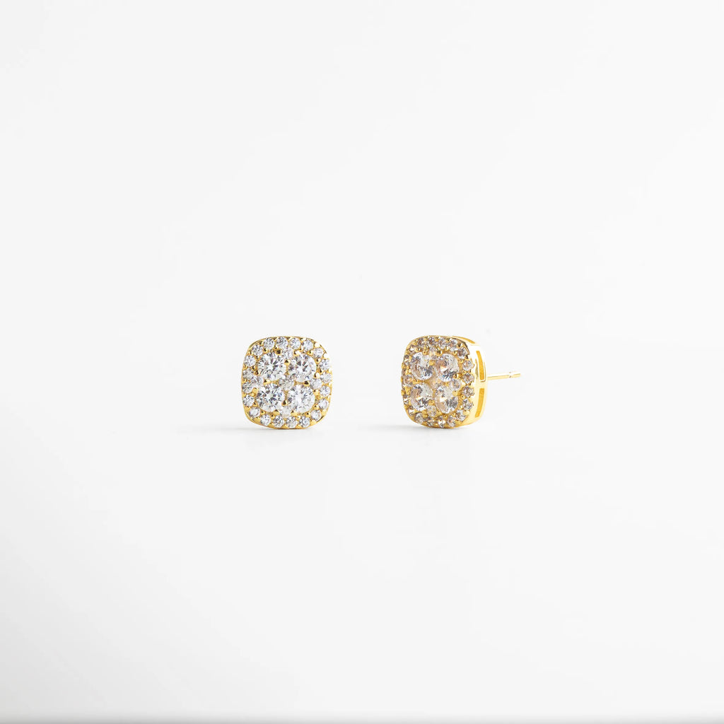 aretes dorados con volumen delicado, diseño elegante de aretes dorados, aretes pequeños dorados sofisticados, joyería dorada con acabado luminoso, aretes stud dorados de estilo refinado, aretes femeninos dorados minimalistas