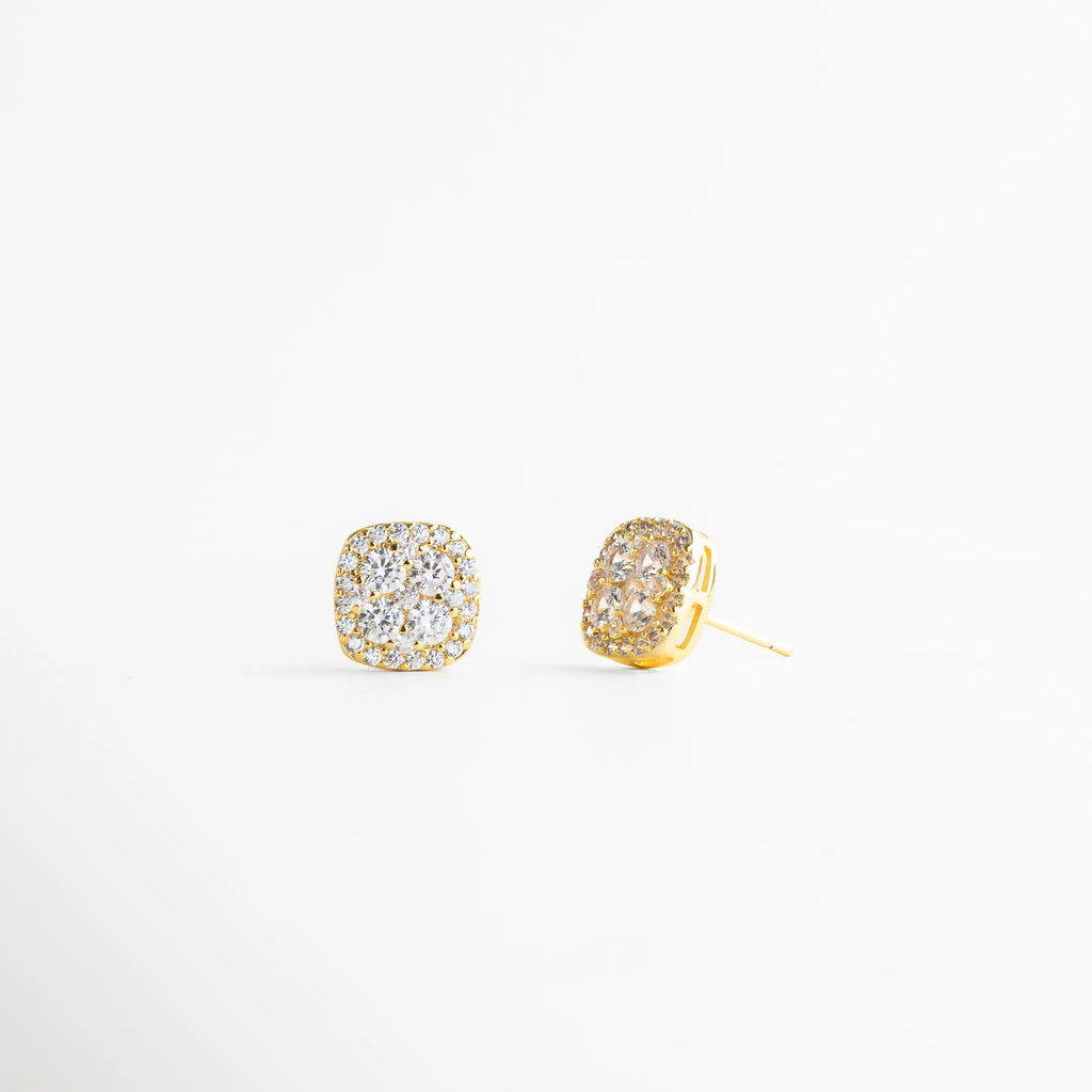 aretes dorados de perfil discreto, aretes pequeños dorados cómodos, estructura delicada de aretes dorados, aretes stud dorados ligeros, joyería dorada elegante para diario, aretes dorados con ajuste seguro
