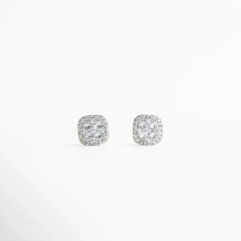 aretes stud plateados con zirconias engastadas, aretes pequeños cuadrados con brillo sutil, aretes elegantes plateados para uso diario, joyería fina plateada con acabado luminoso, aretes minimalistas con zirconias blancas, aretes discretos estilo stud sofisticado
