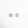 aretes stud plateados con zirconias engastadas, aretes pequeños cuadrados con brillo sutil, aretes elegantes plateados para uso diario, joyería fina plateada con acabado luminoso, aretes minimalistas con zirconias blancas, aretes discretos estilo stud sofisticado