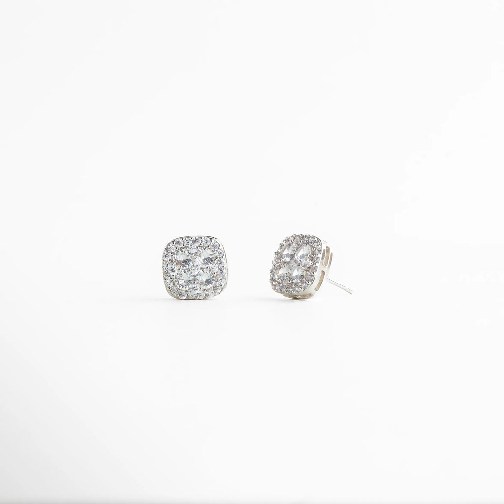 aretes stud plateados de perfil limpio, grosor delicado en aretes con zirconias, aretes pequeños cómodos para uso diario, estructura sólida de aretes plateados, aretes elegantes con ajuste discreto, joyería plateada ligera para oreja