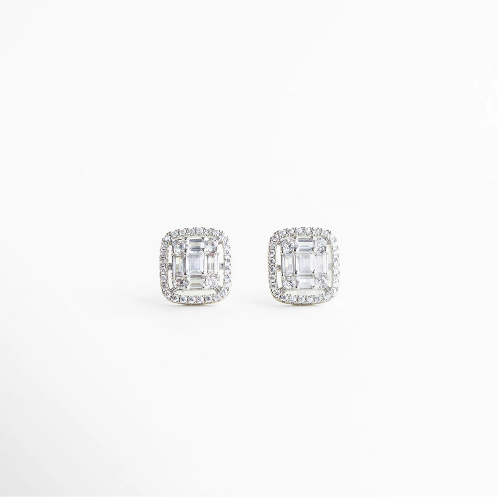 Aretes pequeños plateados con cristales claros en diseño cuadrado delicado, Aretes minimalistas plateados con brillo sutil y acabado elegante, Aretes delicados tipo stud con cristales claros y estilo atemporal, Aretes plateados pequeños con diseño geométrico sofisticado, Aretes clásicos plateados ideales para uso diario
