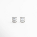 Aretes pequeños plateados con cristales claros en diseño cuadrado delicado, Aretes minimalistas plateados con brillo sutil y acabado elegante, Aretes delicados tipo stud con cristales claros y estilo atemporal, Aretes plateados pequeños con diseño geométrico sofisticado, Aretes clásicos plateados ideales para uso diario