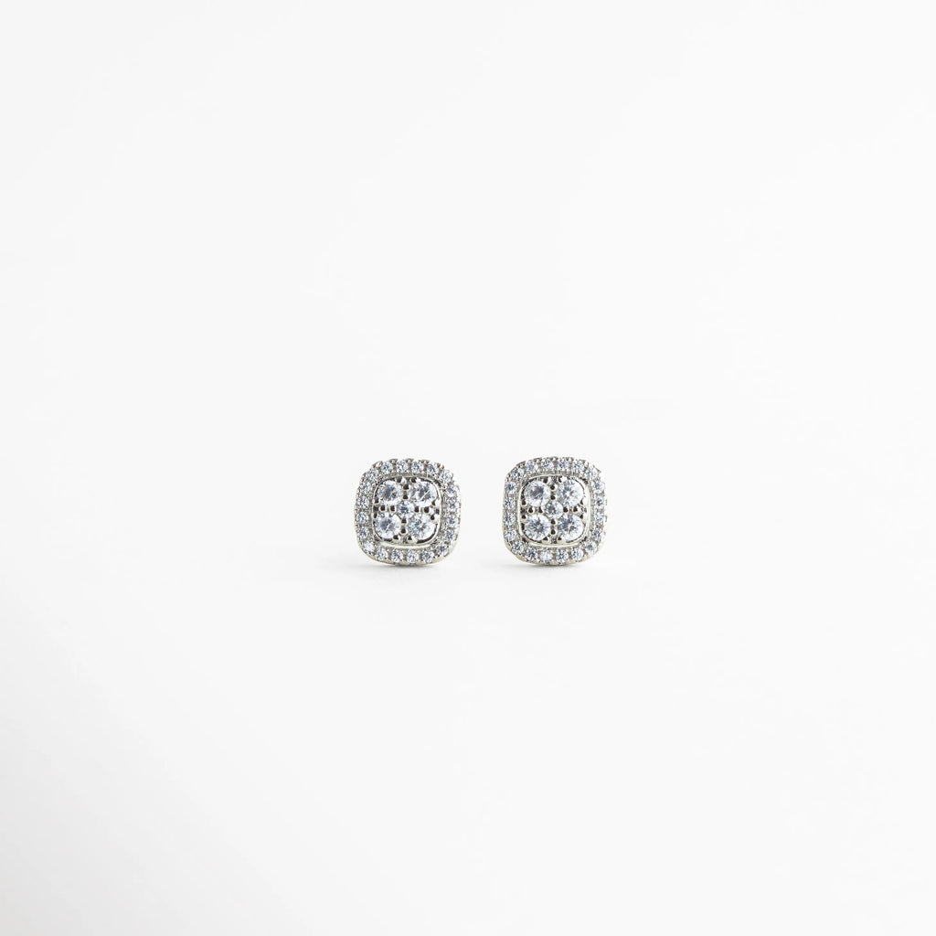 Aretes pequeños plateados con diseño cuadrado y zirconias brillantes, Studs delicados plateados con brillo sutil y elegante, Aretes minimalistas plateados ideales para uso diario, Aretes pequeños con zirconias estilo clásico moderno, Aretes plateados discretos para look sofisticado, Studs elegantes plateados con acabado luminoso