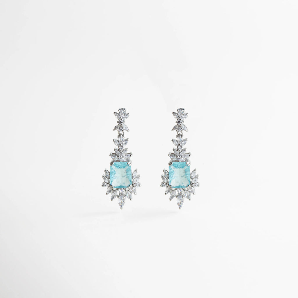 aretes con piedra azul, aretes elegantes plateados, joyería con cristales, aretes colgantes sofisticados, aretes de noche mujer, joyería luminosa femenina, aretes con brillo elegante, accesorios especiales
