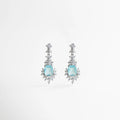 aretes con piedra azul, aretes elegantes plateados, joyería con cristales, aretes colgantes sofisticados, aretes de noche mujer, joyería luminosa femenina, aretes con brillo elegante, accesorios especiales