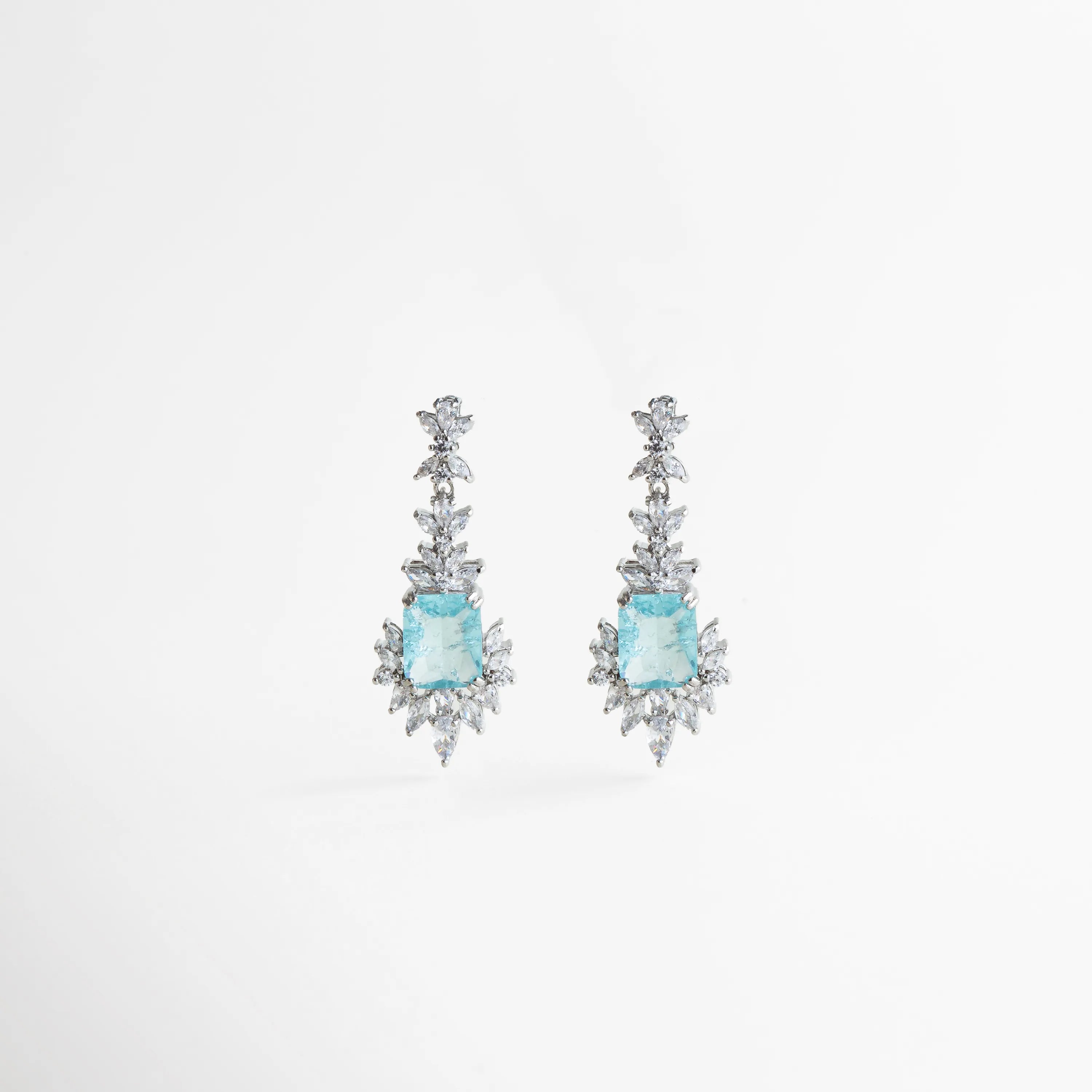 aretes con piedra azul, aretes elegantes plateados, joyería con cristales, aretes colgantes sofisticados, aretes de noche mujer, joyería luminosa femenina, aretes con brillo elegante, accesorios especiales
