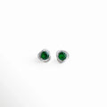aretes plateados tipo stud con piedra esmeralda, aretes de clip plateados con piedra verde, aretes pequeños elegantes con esmeralda central, aretes clásicos plateados con piedra brillante, joyería fina aretes stud con esmeralda, aretes sofisticados con acabado plateado frontal