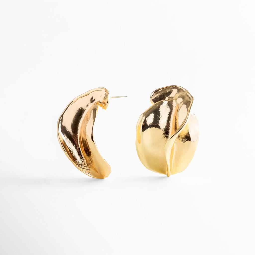 aretes dorados con volumen y curvatura orgánica, aretes tipo huggie gruesos de diseño moderno, aretes esculturales con reflejo espejo, aretes statement con forma envolvente, aretes de joyería minimalista con carácter