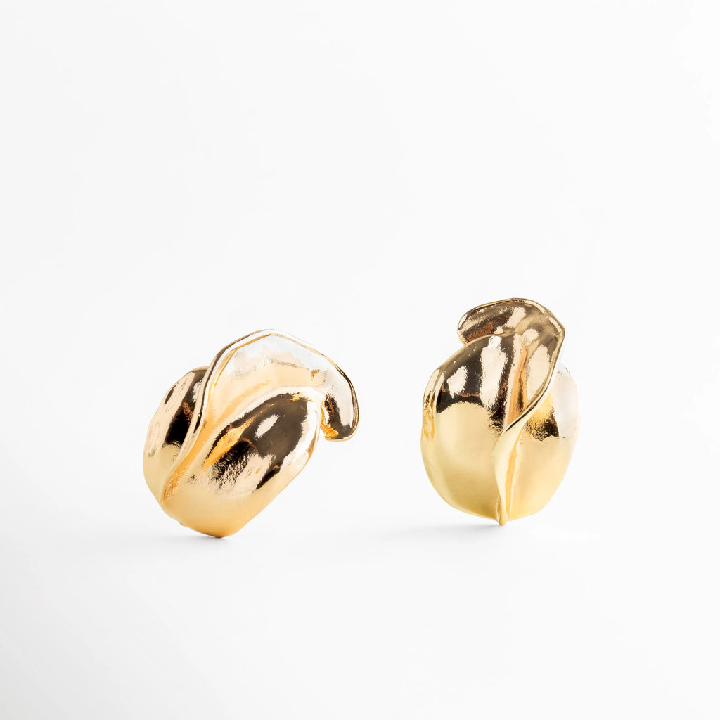 aretes dorados de diseño artístico contemporáneo, aretes chunky con líneas suaves y pulidas, aretes elegantes de inspiración escultórica, aretes modernos ideales para looks sofisticados, aretes de volumen medio con acabado liso
