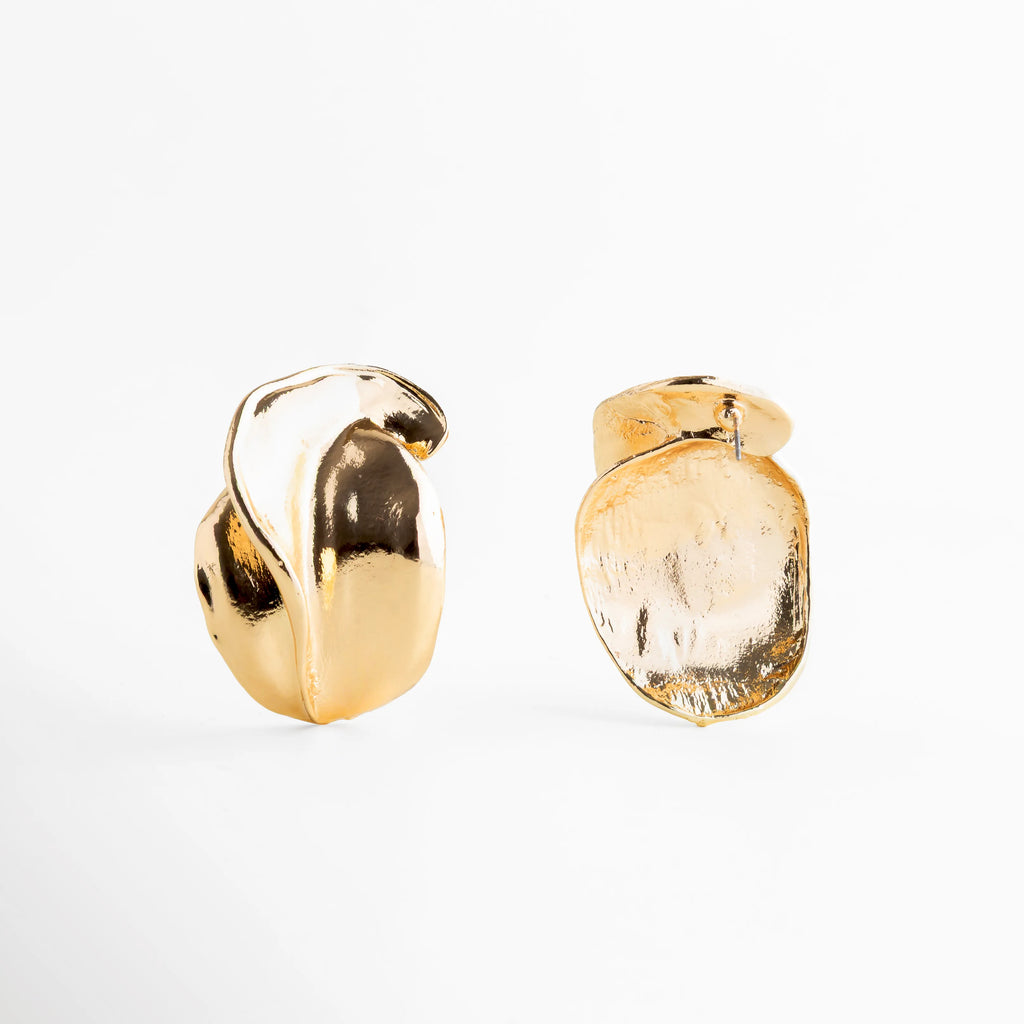 aretes dorados con cierre cómodo y discreto, aretes metálicos con interior pulido, aretes de joyería fina con estructura sólida, aretes statement con diseño ergonómico, aretes modernos fáciles de combinar