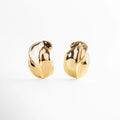 aretes dorados chunky de diseño escultórico, aretes statement con acabado pulido brillante, aretes modernos voluminosos estilo orgánico, aretes elegantes de joyería contemporánea, aretes de forma fluida con estética artística