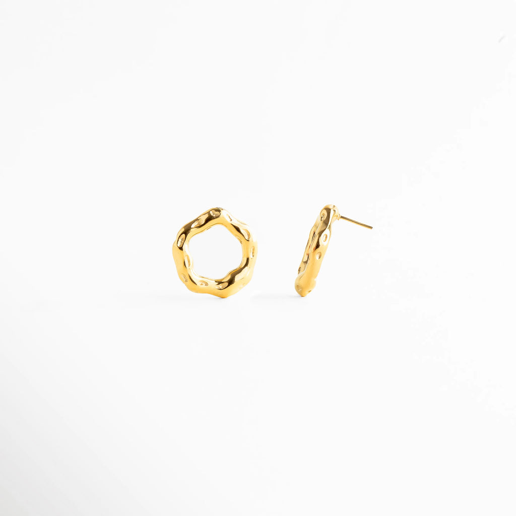 Broche tipo poste de arete stud, Sistema de cierre clásico para aretes pequeños, Detalle del broche y estructura del arete, Arete cómodo y seguro para uso diario, Cierre posterior de joyería fina