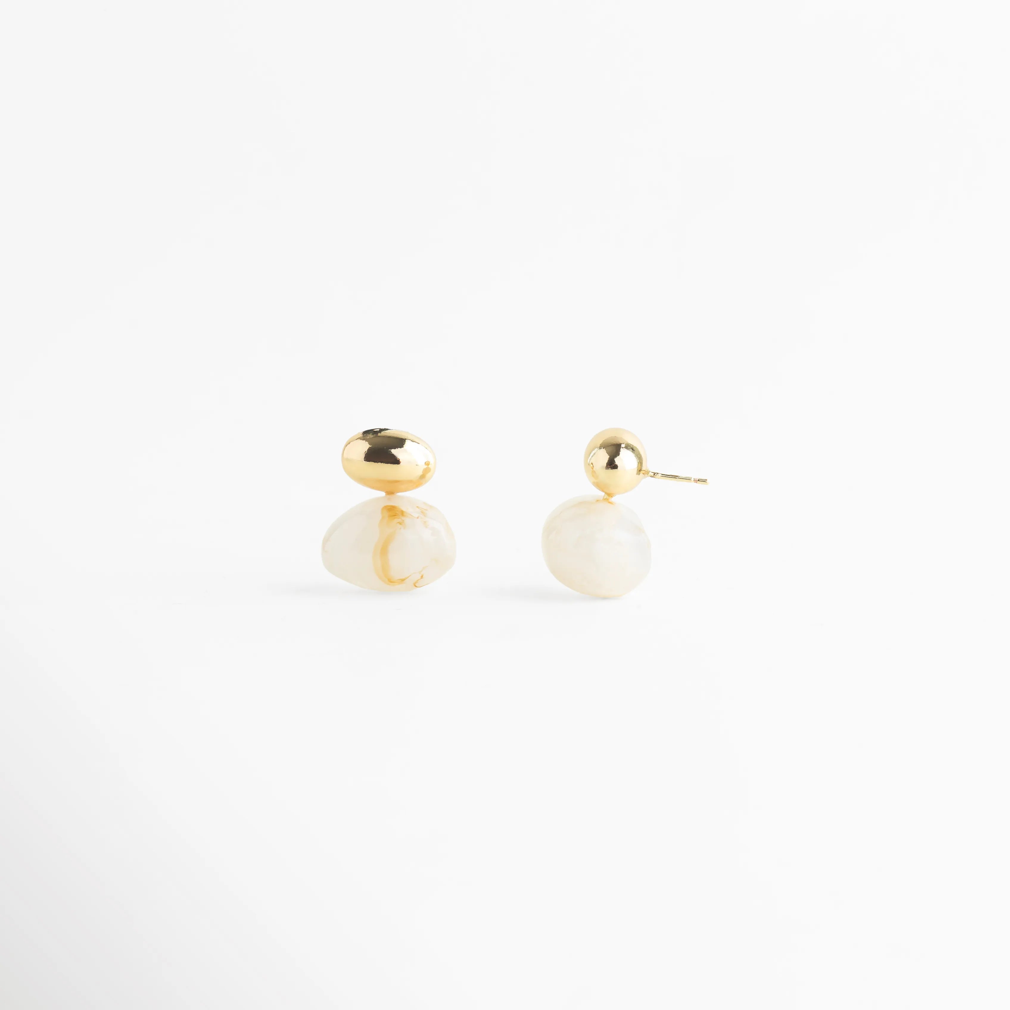 aretes dorados con piedra blanca diseño orgánico joyería elegante Monterrey, aretes con piedra blanca estilo europeo San Pedro Garza García, aretes sofisticados con piedra blanca joyería contemporánea, aretes minimalistas con piedra blanca y metal pulido, aretes elegantes con piedra blanca para mujer
