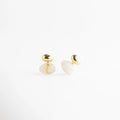 aretes con piedra blanca vista lateral joyería fina Monterrey, aretes orgánicos con piedra blanca detalle metálico, aretes modernos con piedra blanca vista angular, aretes de diseño escultórico con piedra blanca, aretes dorados con piedra blanca vista 3/4