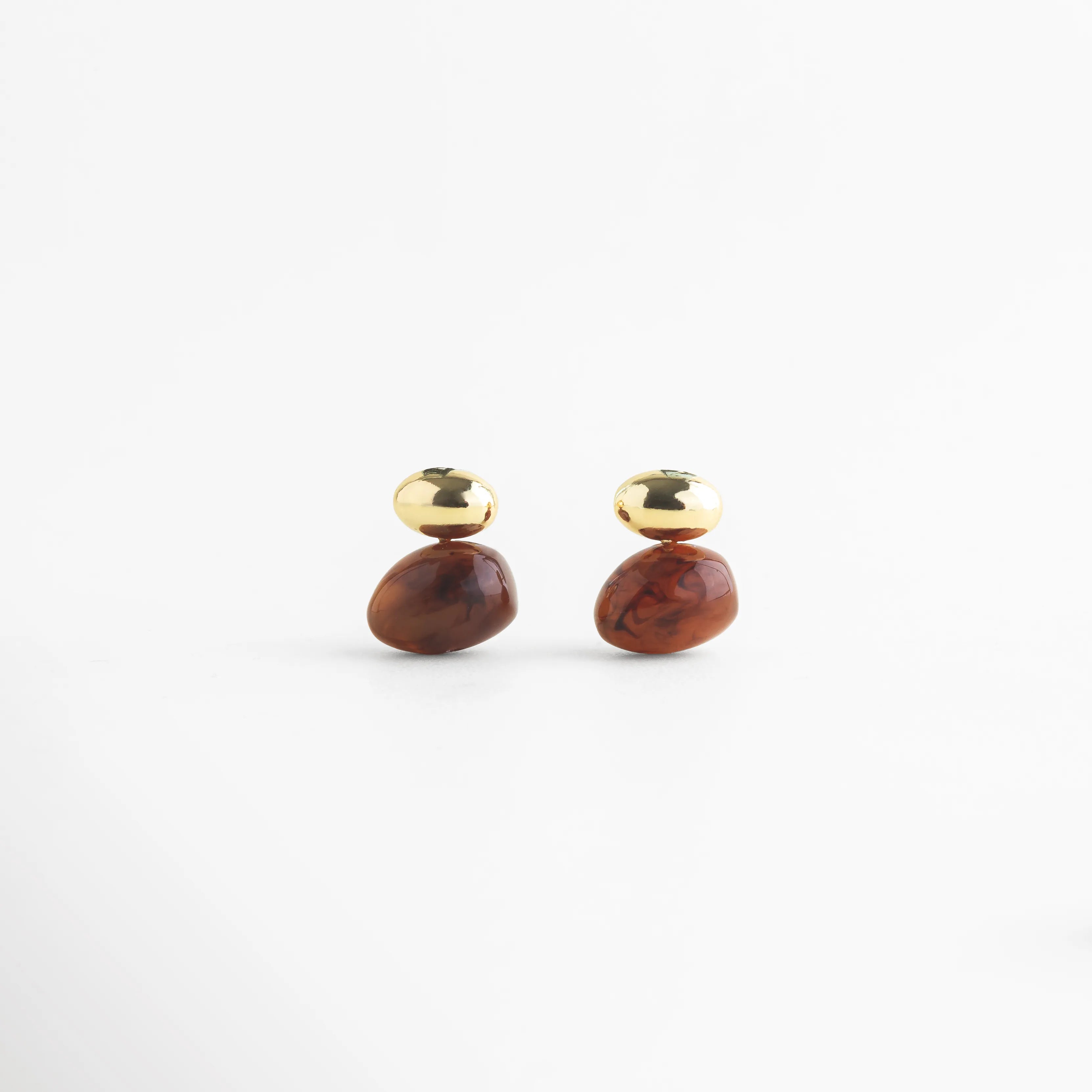 aretes dorados con piedra café diseño orgánico joyería elegante Monterrey, aretes con piedra natural café estilo europeo San Pedro Garza García, aretes statement con piedra café joyería contemporánea México, aretes minimalistas con piedra café y metal pulido, aretes elegantes con piedra café para mujer