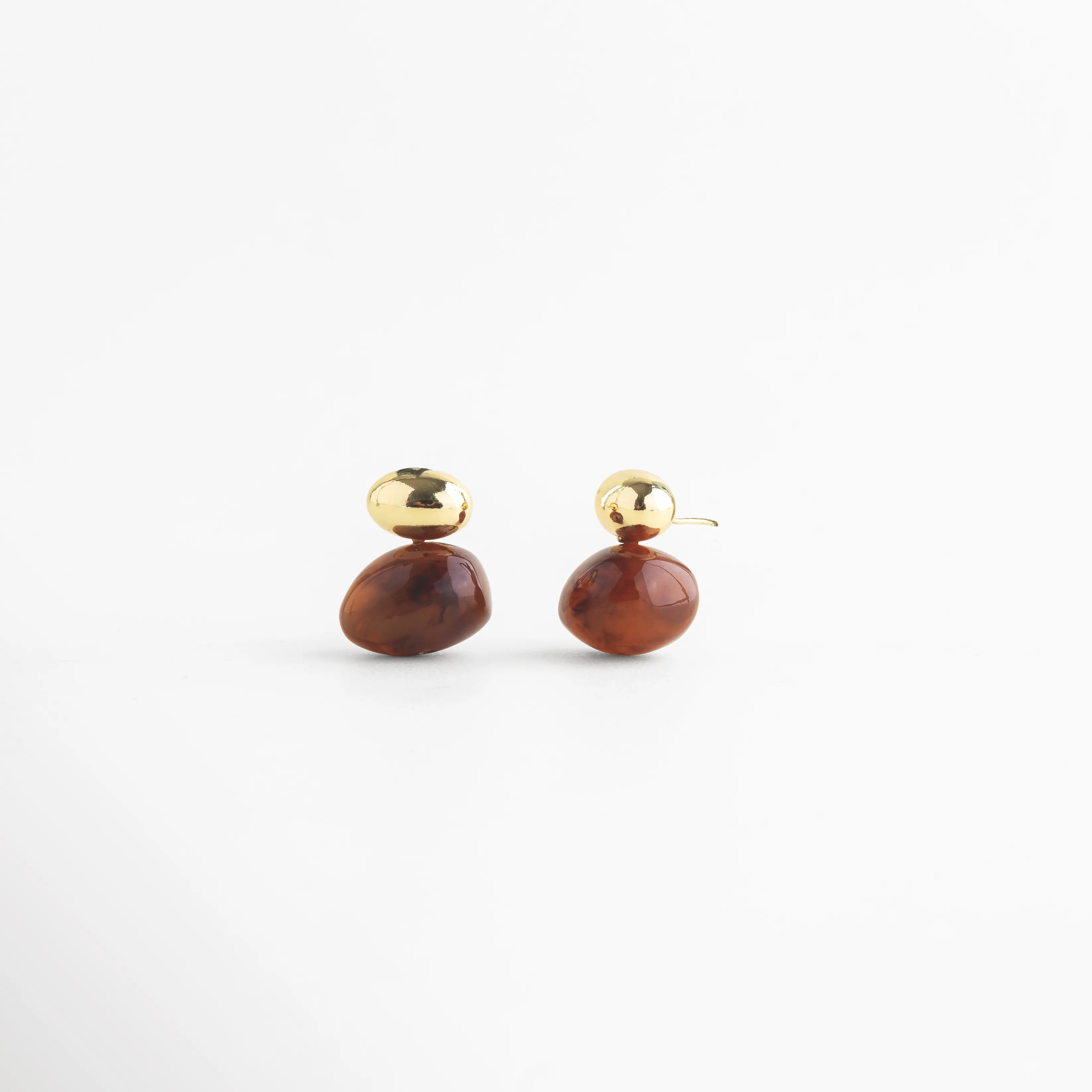 aretes con piedra café vista lateral joyería fina Monterrey, aretes orgánicos con piedra café detalle metálico, aretes sofisticados con piedra café vista angular, aretes modernos con piedra café diseño escultórico, aretes dorados con piedra café vista 3/4