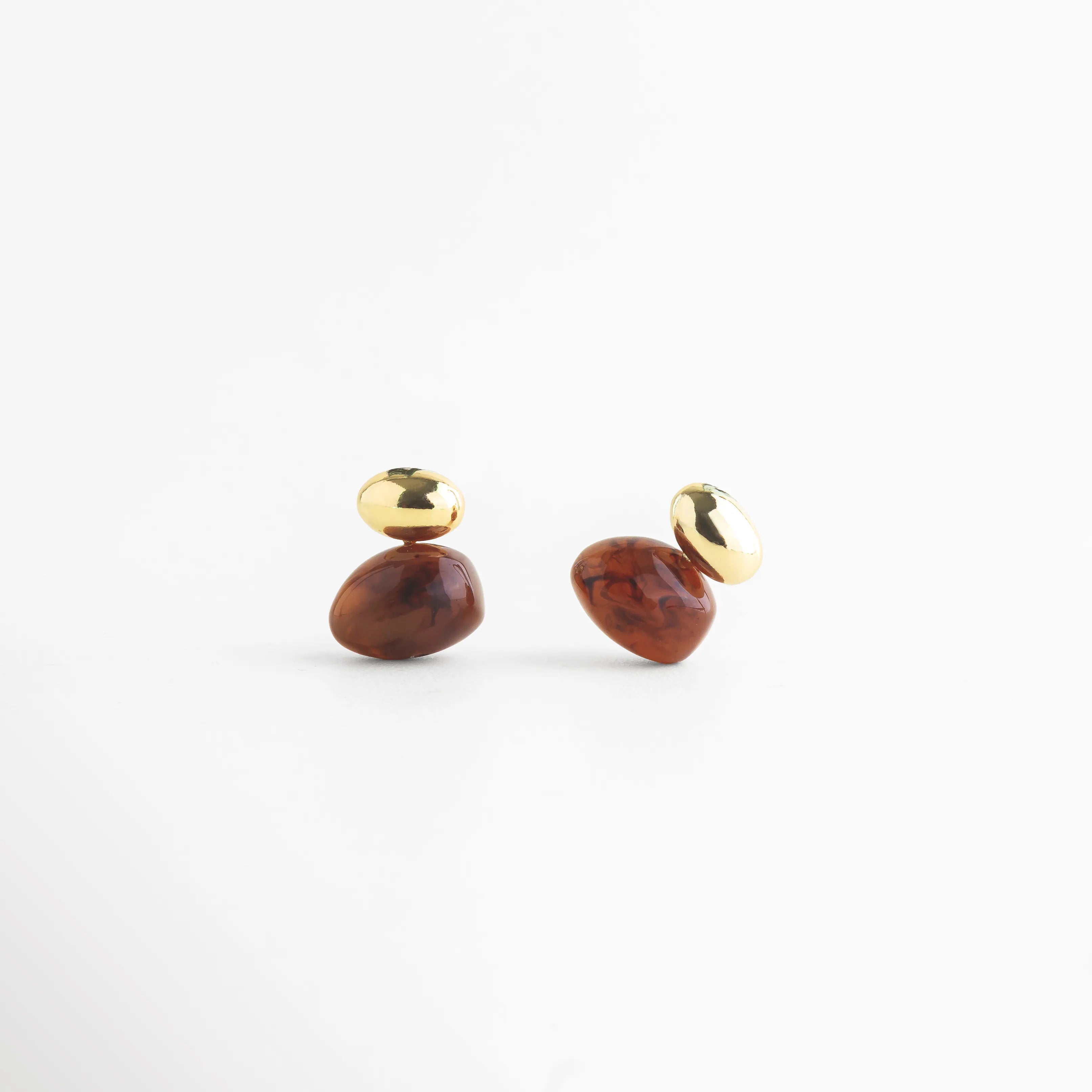 aretes con piedra café vista lateral joyería San Pedro Garza García, aretes con piedra natural café perfil elegante, aretes con piedra café y acabado pulido vista lateral, aretes modernos con piedra café detalle de volumen, aretes de diseño orgánico con piedra café