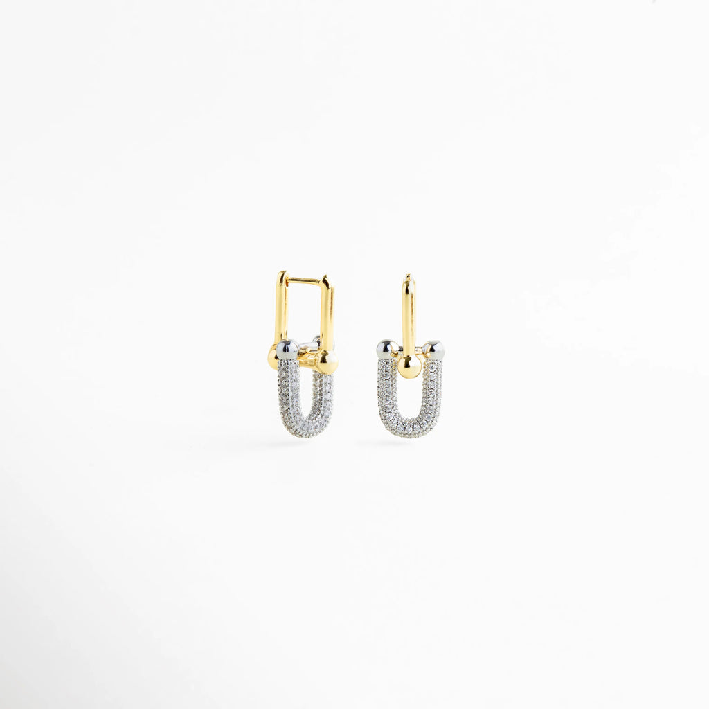 aretes tipo eslabón metálico diseño contemporáneo, aretes modernos con contraste de acabados metálicos, joyería minimalista elegante para uso diario, aretes geométricos sofisticados para mujer, joyería fina moderna en Monterrey