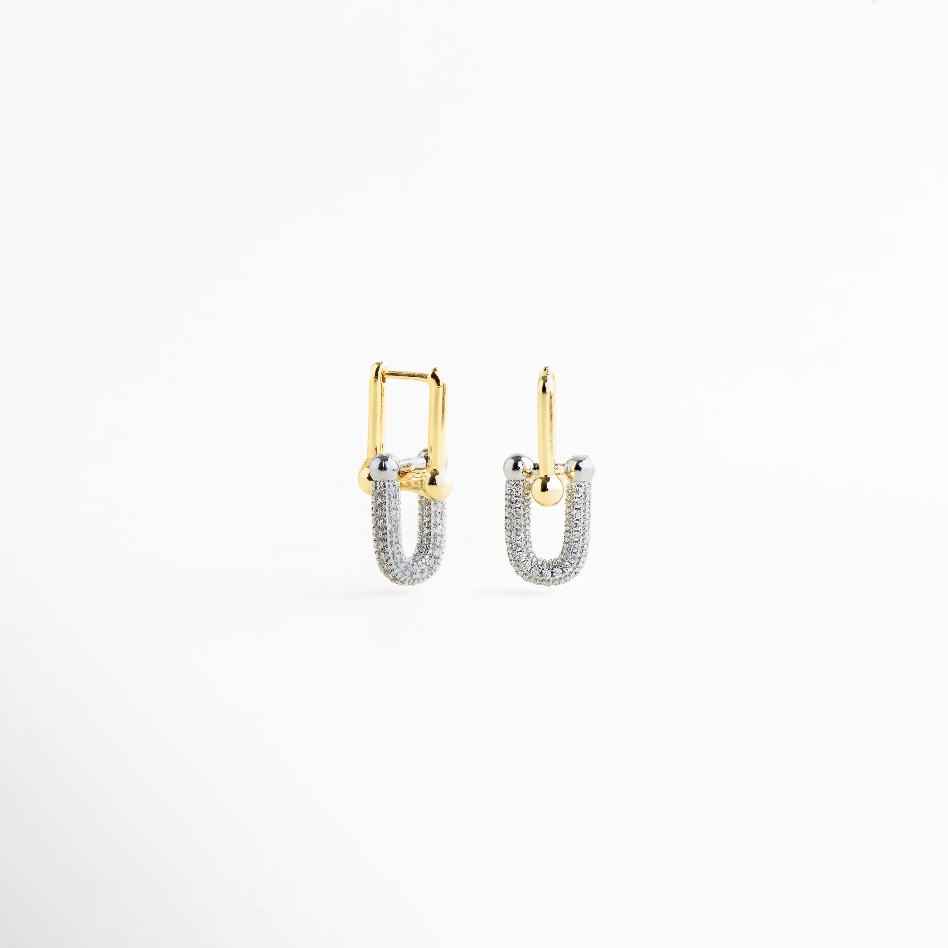 aretes tipo eslabón metálico diseño contemporáneo, aretes modernos con contraste de acabados metálicos, joyería minimalista elegante para uso diario, aretes geométricos sofisticados para mujer, joyería fina moderna en Monterrey