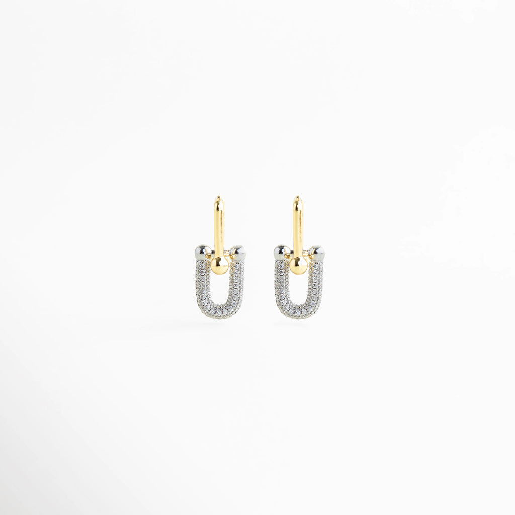 aretes tipo eslabón vista lateral diseño escultórico, aretes metálicos con volumen diseño moderno, joyería contemporánea con inspiración europea, aretes elegantes de estructura geométrica, joyería de diseño en San Pedro Garza García