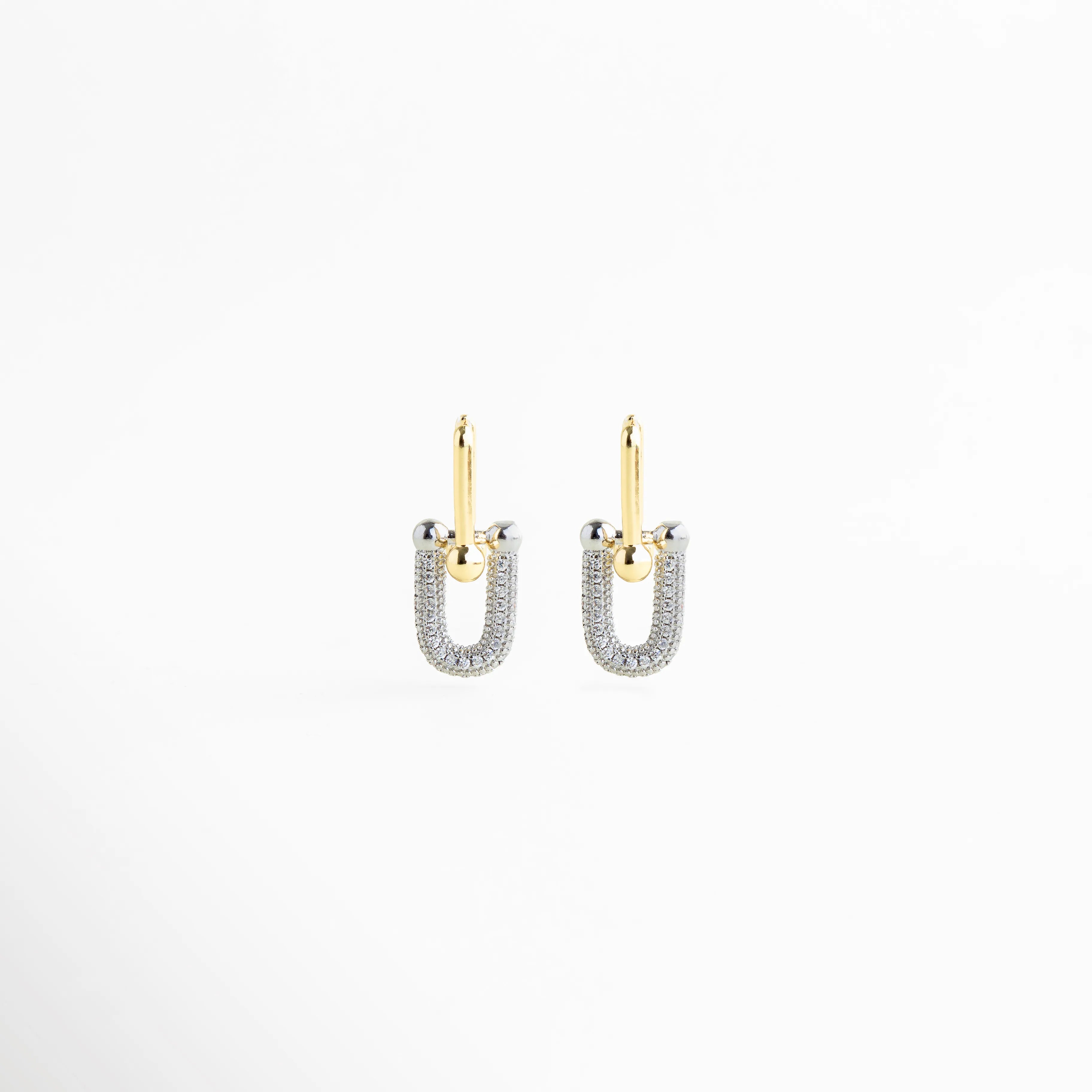 aretes tipo eslabón vista lateral diseño escultórico, aretes metálicos con volumen diseño moderno, joyería contemporánea con inspiración europea, aretes elegantes de estructura geométrica, joyería de diseño en San Pedro Garza García
