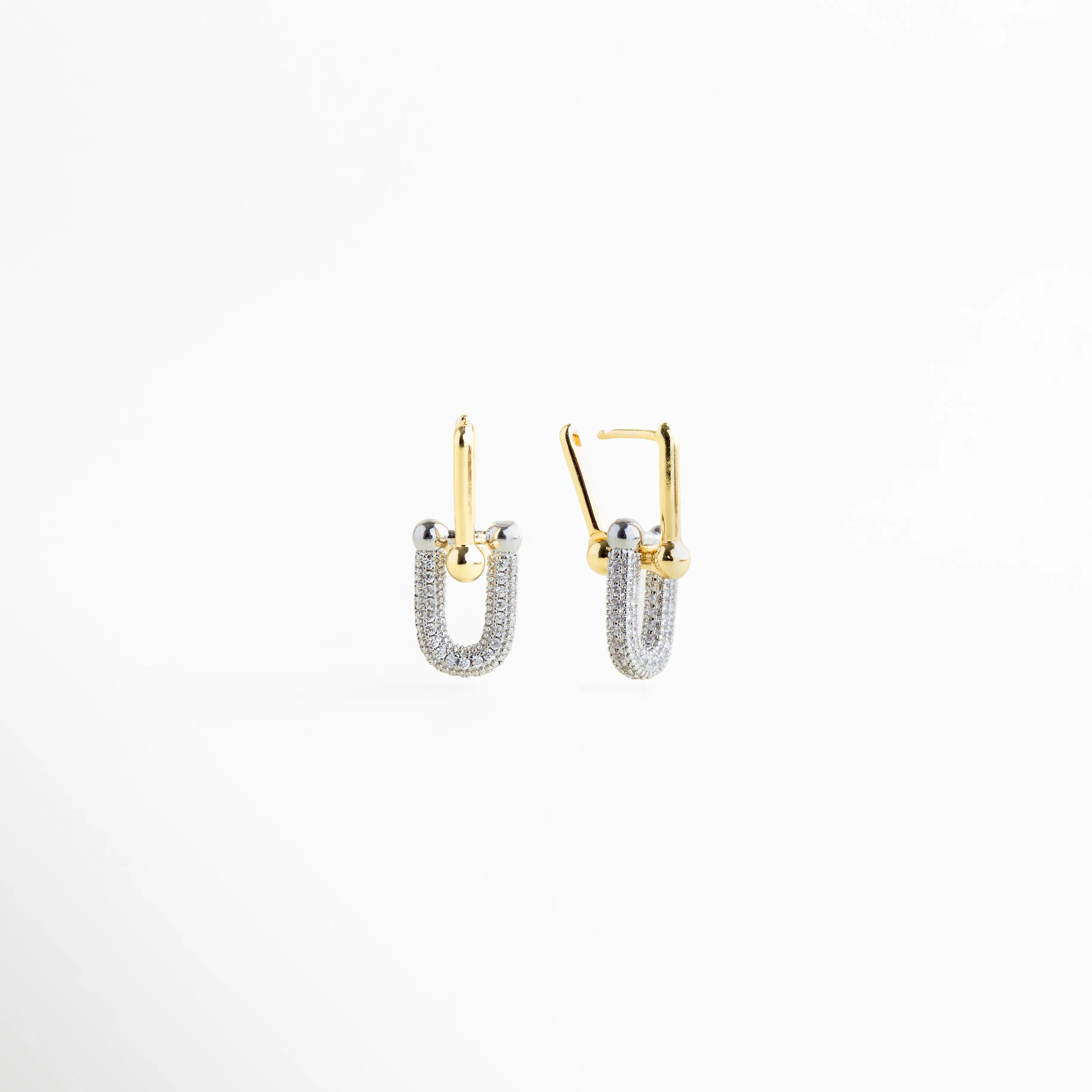 broche de aretes metálicos diseño cómodo y seguro, cierre de aretes modernos tipo poste, aretes elegantes con sistema de cierre práctico, joyería fina con broche resistente, aretes de diseño premium en San Pedro Garza García