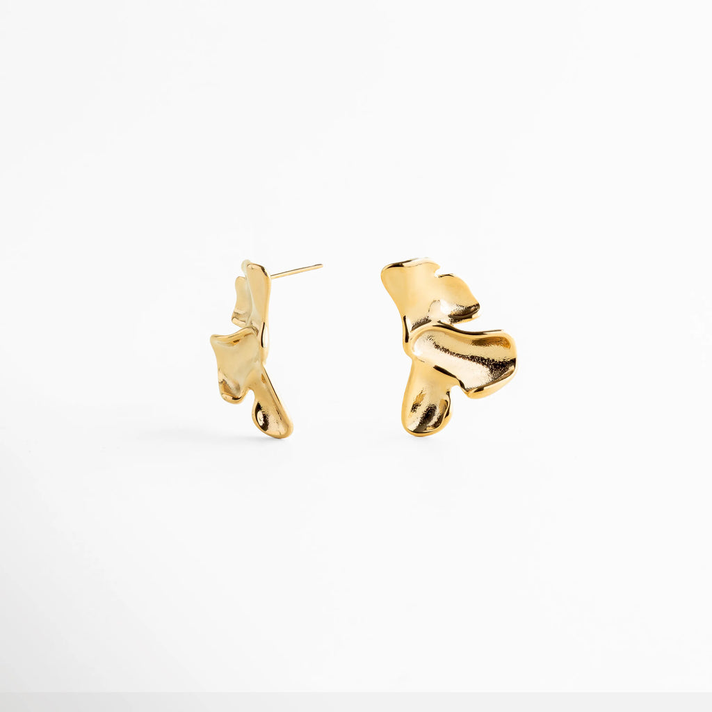 aretes dorados con volumen curvo y acabado brillante, aretes contemporáneos de inspiración escultórica, aretes statement con forma irregular elegante, aretes dorados con diseño fluido y moderno, aretes artísticos con acabado pulido de alto brillo