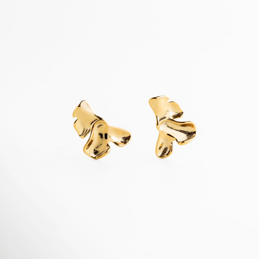 aretes dorados con perfil orgánico y estructura envolvente, aretes de diseño moderno con líneas suaves, aretes escultóricos vistos de perfil con acabado espejo, aretes elegantes de volumen medio y forma fluida, aretes contemporáneos con silueta curvada