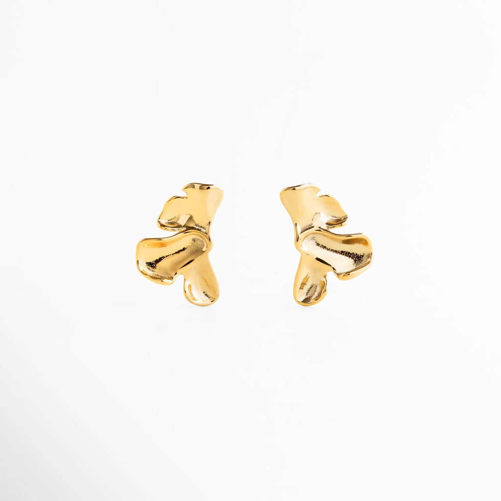 aretes escultóricos dorados con diseño orgánico y acabado pulido, aretes dorados statement de forma fluida estilo contemporáneo, aretes elegantes de volumen suave con brillo espejo, aretes modernos con silueta artística y estética europea, aretes dorados de diseño orgánico minimalista