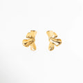 aretes escultóricos dorados con diseño orgánico y acabado pulido, aretes dorados statement de forma fluida estilo contemporáneo, aretes elegantes de volumen suave con brillo espejo, aretes modernos con silueta artística y estética europea, aretes dorados de diseño orgánico minimalista