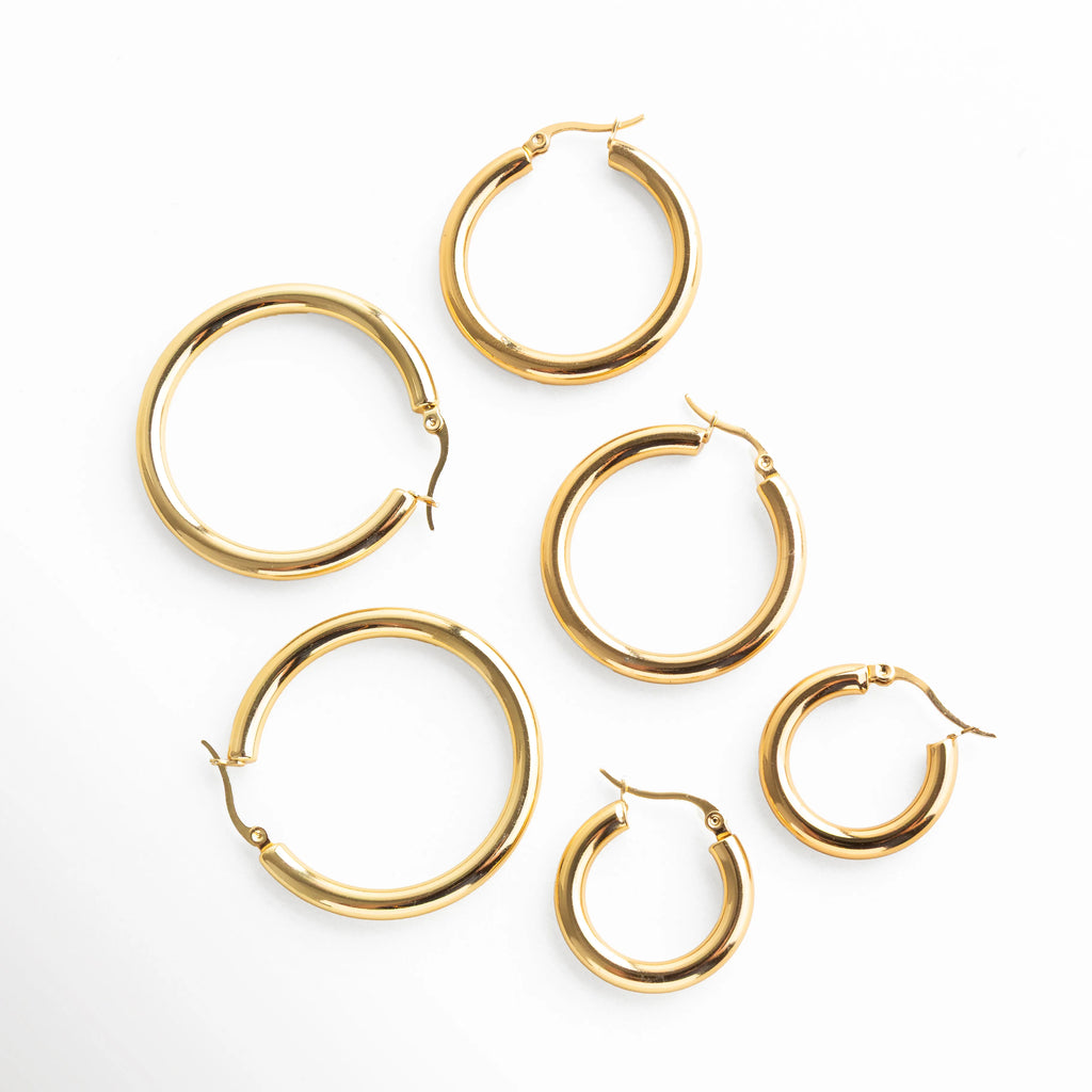 aretes de aro dorados, set de 6 tamaños, argollas lisas, acabado brillante, básicos para uso diario, aros dorados tendencia minimalista, esenciales para combinar