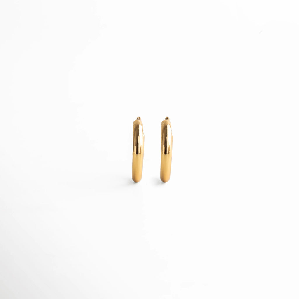 aretes de aro dorados, argollas lisas clásicas doradas, cierre seguro tipo palanca, tono dorado cálido brillante, aretes básicos combinables con todo