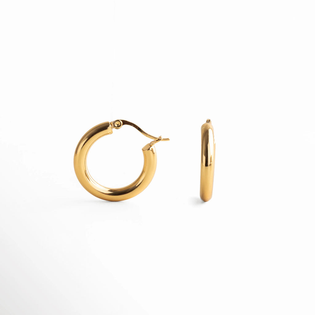 aretes de aro dorados, argollas lisas tamaño chico, acabado espejo dorado, aretes básicos elegantes, perfectos para el diario, estilo minimal pulido